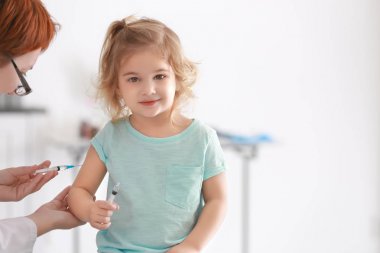 Küçük çocuk kliniğinde telkih doktor