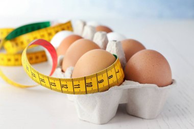 Yumurta ve ölçüm bandı kağıt kutusu 