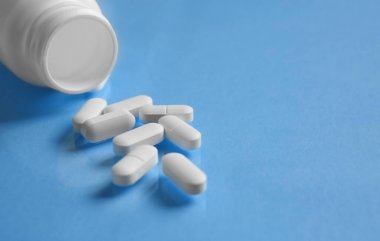 Plastik konteyner ve hapları 