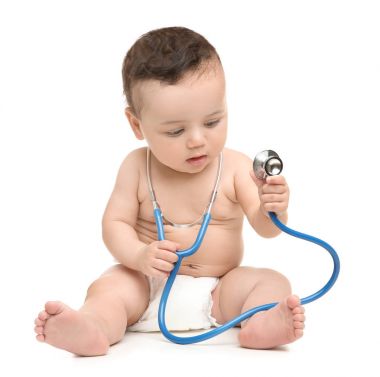 Şirin bebek beyaz arka plan üzerinde stetoskop ile. Sağlık kavramı