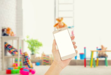 Boş ekran ile akıllı telefon tutarak öğretmen 