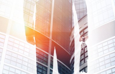 İnsan ve modern bina çift pozlama