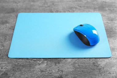 Boş mat ve kablosuz fare  