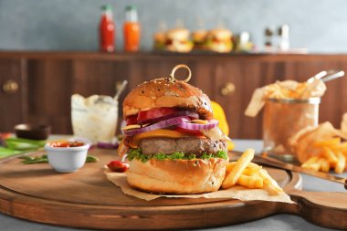 ev yapımı burger ketçap ve sebze