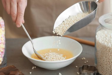 Kadın gevrek pirinç topları ekleme 