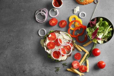  lezzetli burger ve sebze 