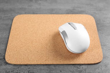 Boş mat ve kablosuz fare  