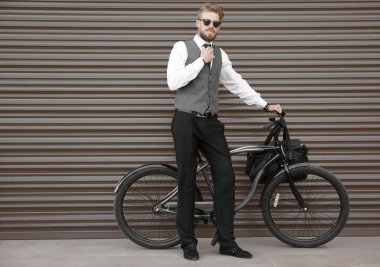 Bisikletli genç adam 