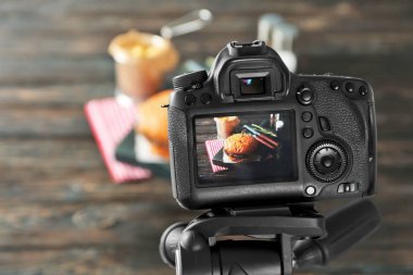 Profesyonel fotoğraf makinesi Tripod üzerinde 
