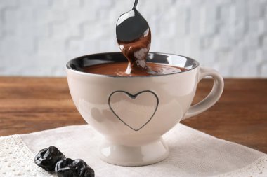 Fincan lezzetli çikolata sos ile