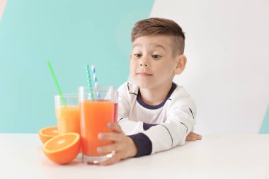 Suyu gözlüklü şirin küçük çocuk