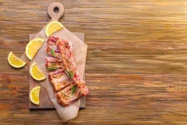 Kurulu ham Domuz kaburga ve limon dilimleri ile 