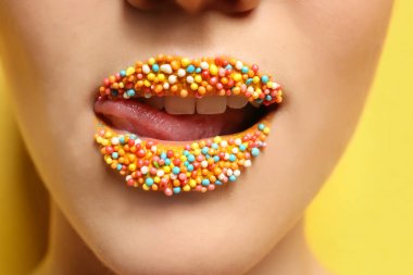 Güzel genç kadının dudakları ile sprinkles kaplı
