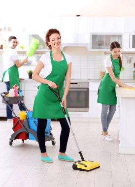 Temizlik hizmeti ekip çalışması