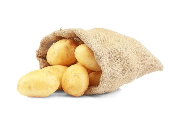 Мешок с картошкой на белом — стоковое фото