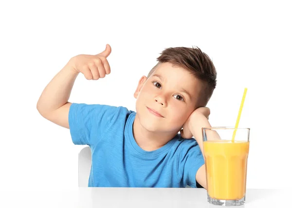 Söt liten pojke med glas juice — Stockfoto