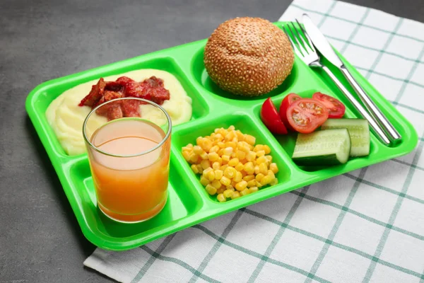 Bandeja de servir con deliciosa comida en la mesa — Foto de Stock