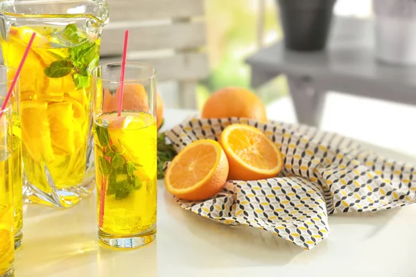 Gläser mit erfrischender Limonade — Stockfoto