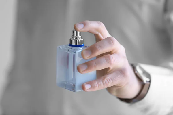 Jonge man met fles parfum — Stockfoto