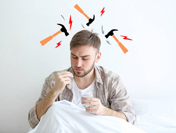 молодой человек, страдающий головной болью 