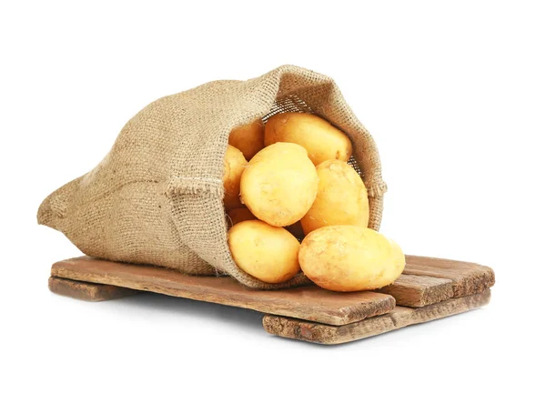 Мешок с картошкой на белом — стоковое фото