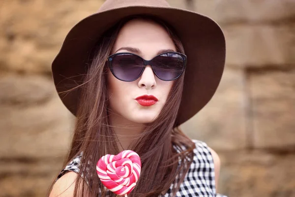 Mooie jonge vrouw — Stockfoto