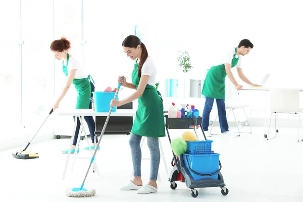 Servicio de limpieza equipo de trabajo —  Fotos de Stock