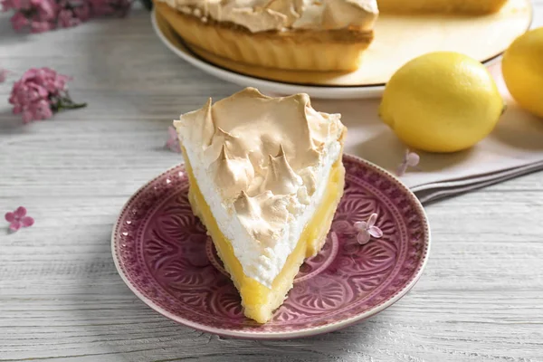 Кусок вкусного лимонного пирога с безе — стоковое фото