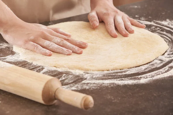 Mujer preparando pizza —  Fotos de Stock