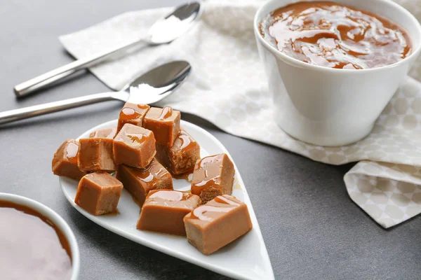 Dulces caramelos de caramelo y tazón — Foto de Stock