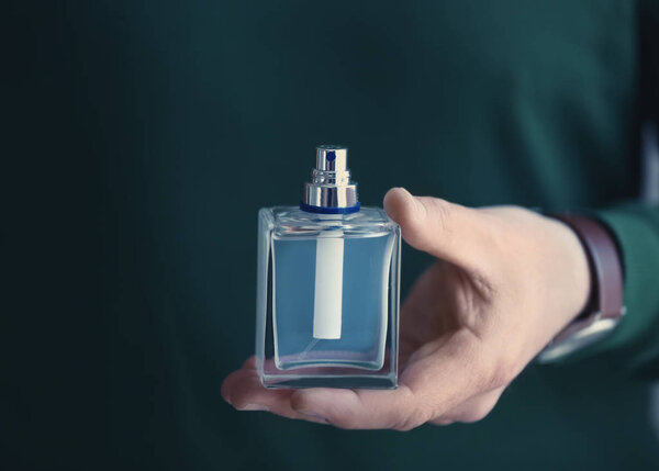 Молодой человек с бутылкой духов
