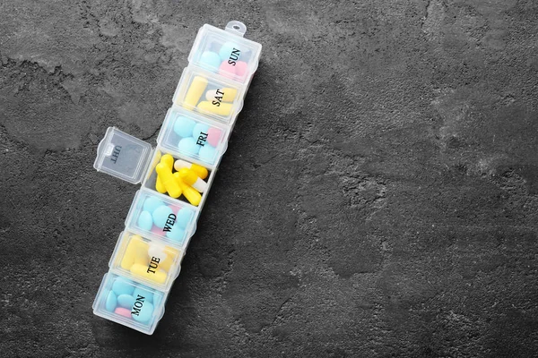 Envase de plástico con diferentes pastillas —  Fotos de Stock