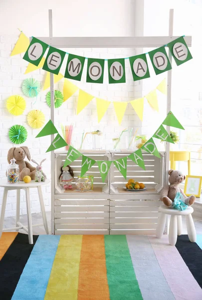 Parlak limonata standı