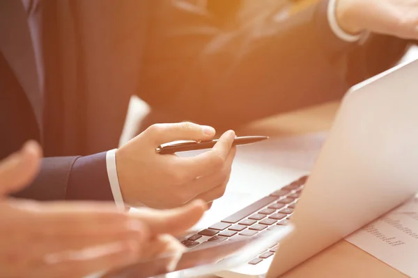 Zakenman laptop bezig tijdens vergadering — Stockfoto