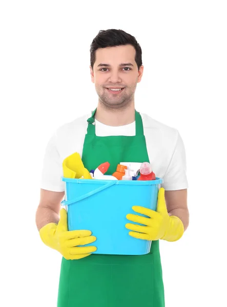 Giovane uomo con prodotti per la pulizia su sfondo bianco — Foto Stock