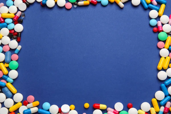 Diferentes píldoras en color —  Fotos de Stock