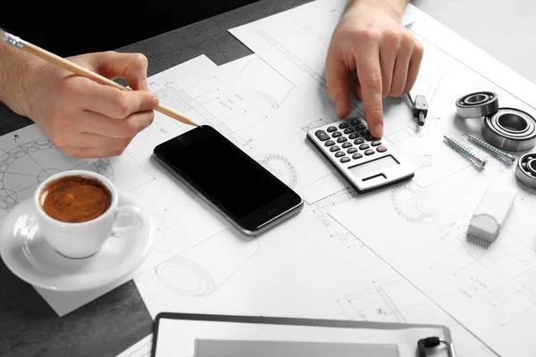 Ingeniero trabajando en la mesa — Foto de Stock