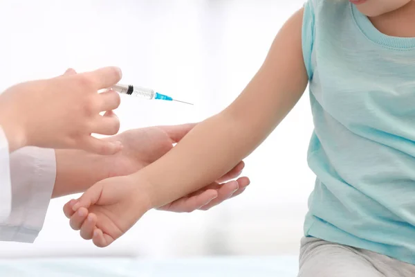 Médico vacunando al niño — Foto de Stock