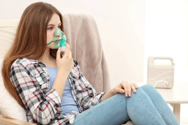 Mujer joven usando nebulizador — Foto de Stock