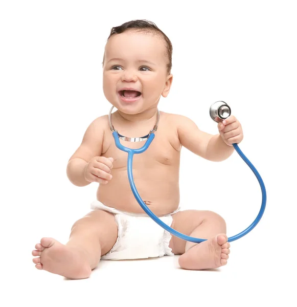 Bebé bonito com estetoscópio no fundo branco. Conceito de saúde — Fotografia de Stock