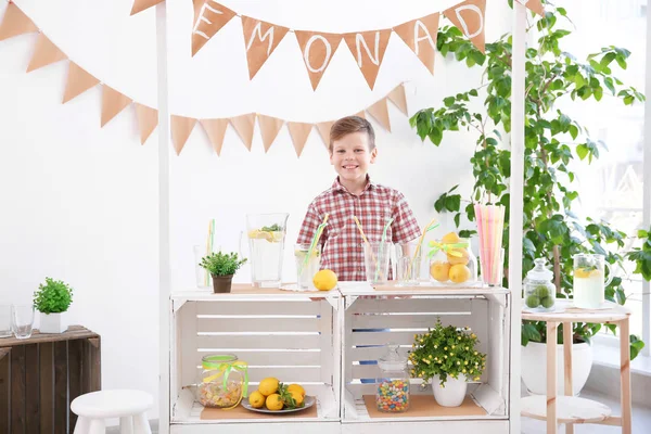 Lindo niño vendiendo limonada en el mostrador —  Fotos de Stock