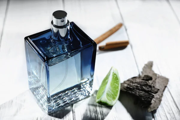 Flasche modernen männlichen Parfüms — Stockfoto