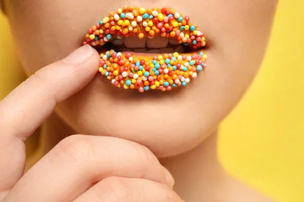 Lips of beautiful young woman covered with sprinkles — Stock Photo, Image