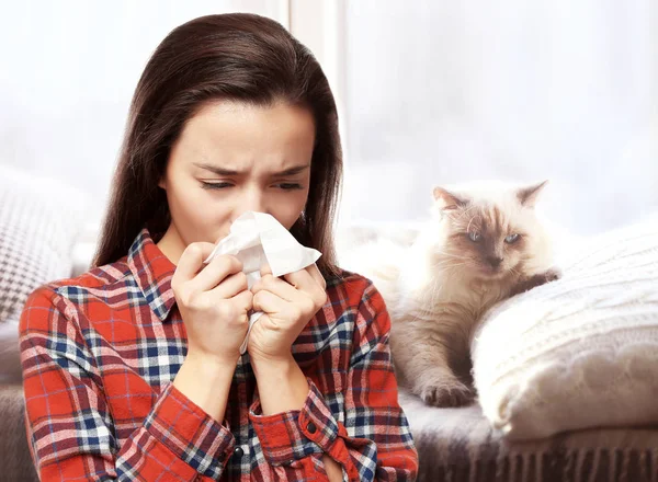 Giovane donna malata con tessuto e animale domestico — Foto Stock