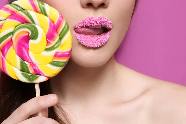 Hermosa mujer joven sosteniendo piruleta cerca de los labios —  Fotos de Stock
