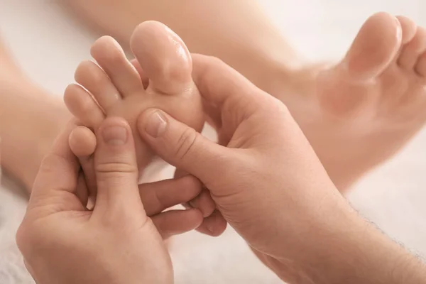 Jeune femme ayant massage des pieds — Photo