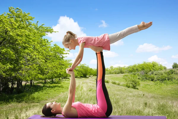 Madre e figlia che praticano yoga — Foto Stock