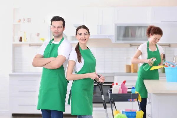 Trabalho da equipe de serviço de limpeza — Fotografia de Stock