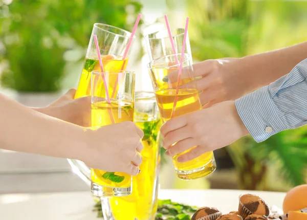 Freunde jubeln mit Gläsern erfrischender Limonade — Stockfoto