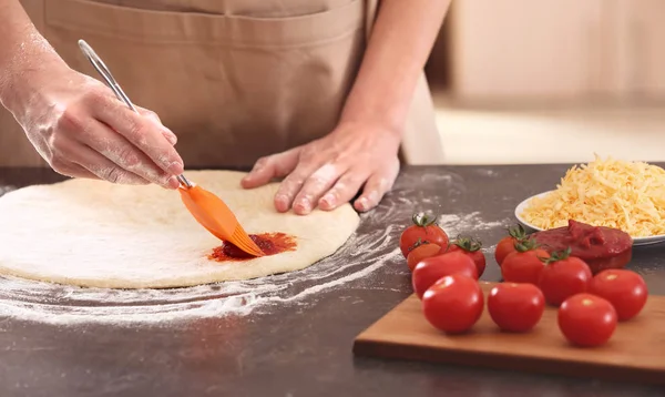 Woman preparing pizza — Stock Photo, Image